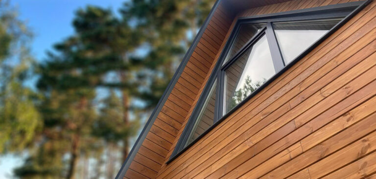 Entretien bardage bois horizontal sur maison moderne avec fenêtre triangulaire