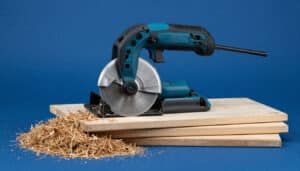 Scie circulaire professionnelle posée sur un établi de menuisier avec des planches de bois, illustration pour le guide d'achat Racetools.