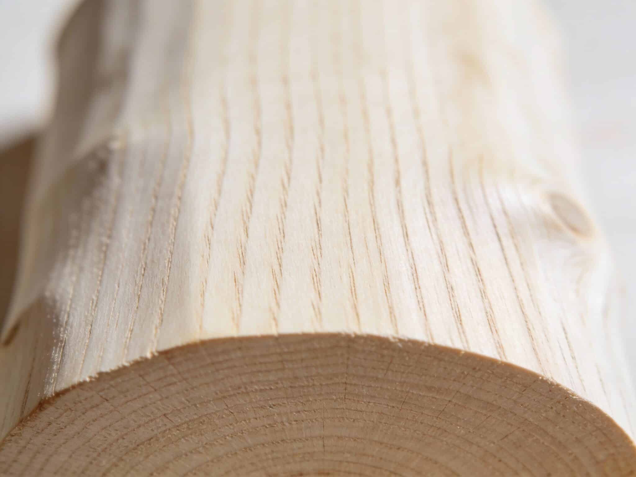 Texture du bois de Paulownia Elongata montrant un grain fin et clair, idéal pour l'ébénisterie